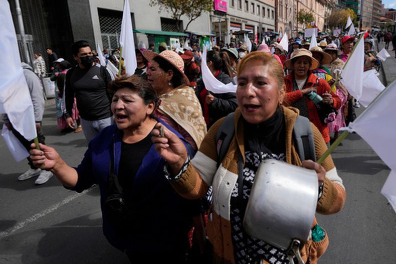 Vendedoras ambulantes gritan consignas durante una marcha contra los manifestantes que bloquean el acceso a la ciudad, en La Paz, Bolivia, el martes 26 de mayo de 2026. (Foto AP/Juan Karita)