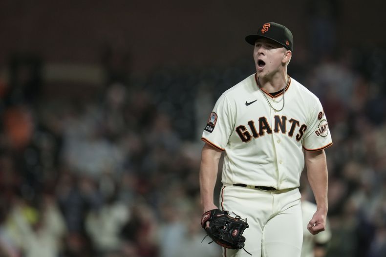 El lanzador de los Gigantes de San Francisco Kyle Harrison reacciona tras su 10mo strike ante los Rojos de Cincinnati, en el quinto inning del juego de la MLB que enfrentó a ambos equipos, el 28 de agosto de 2023, en San Francisco. (AP Foto/Godofredo A. Vásquez)