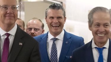 Pete Hegseth, el elegido por el presidente electo Donald Trump para ser secretario de Defensa, llega a una reunión con la senadora Susan Collins, republicana por Maine, en el Capitolio, el miércoles 11 de diciembre de 2024, en Washington. (AP foto/Mark Schiefelbein)