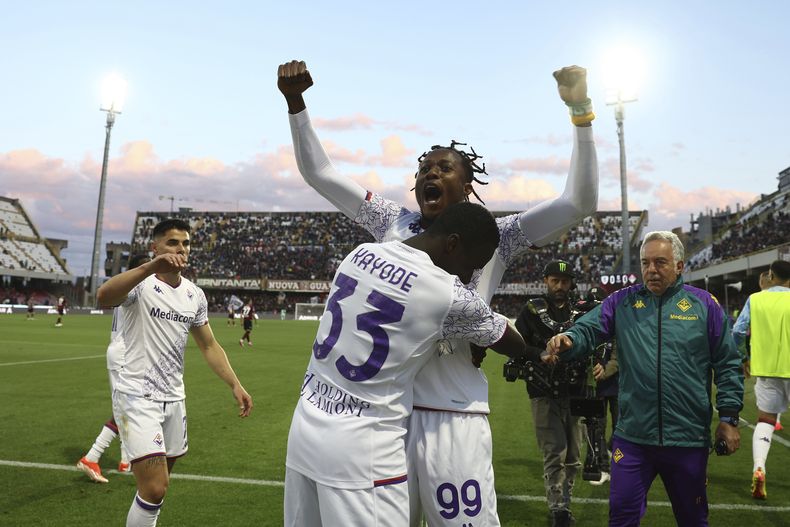 Christian Kouame de la Fiorentina celebra luego de anotar el gol de su equipo durante el partido de la Liga de Italia ante Salernitana en el estadio Arechi, en Salerno, Italia, el domingo 21 de abril de 2024. (Alessandro Garofalo/LaPresse via AP)