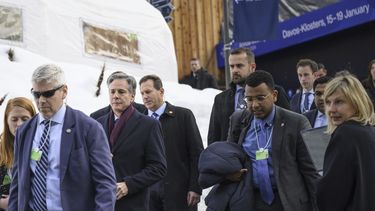 El secretario de Estado estadounidense, 3ro izquierda, Antony Blinken arriba al foro de Davos, Suiza, 17 de enero de 2024. Blinken se apresta a una gira por África en la que visitará Cabo Verde, Costa de Marfil, Nigeria y Angola a partir del domingo 21 de enero de 2024.(Laurent Gillieron/Keystone via AP)