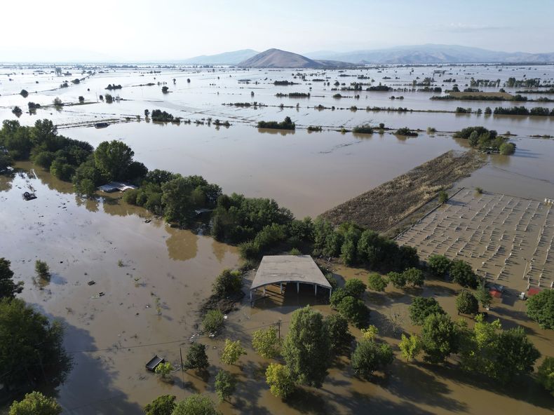 ARCHIVO - Inundaciones y lodo cubren la planicie de la localidad de Palamas, en la región de Tesalia, en el centro de Grecia, el 8 de septiembre de 2023. (AP Foto/Vaggelis Kousioras, Archivo)