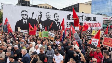 Una protesta en contra de la decisión de una corte internacional de declarar culpables de crímenes de guerra a líderes de Kosovo, en Pristina, Kosovo, el 12 de septiembre del 2026. (AP foto/Zana Cimili)