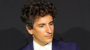 ARCHIVO - El jefe de marketing Prada Group Lorenzo Bertelli asiste a la presentación de un traje espacial diseñado por Axiom y Prada que utilizará la NASA a partir de 2026, en Milán, Italia, el miércoles 16 de octubre de 2024. (AP Foto/Antonio Calanni, Archivo)