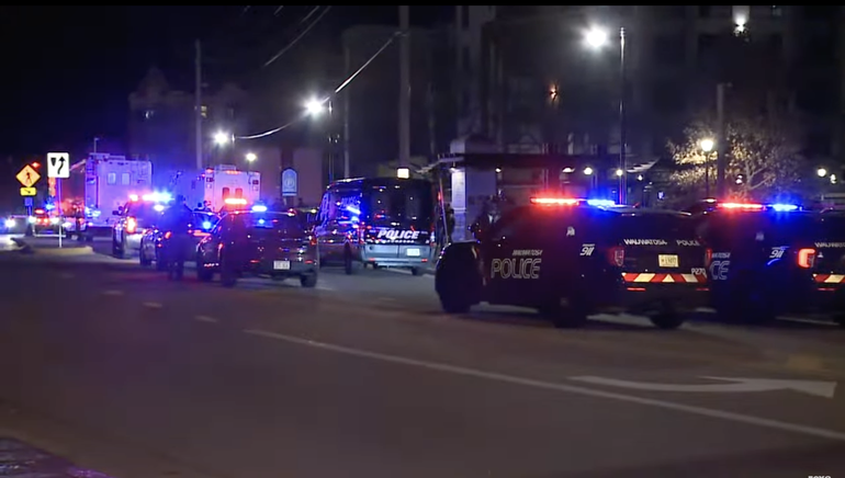 Camioneta embiste desfile en Wisconsin; hay varios heridos