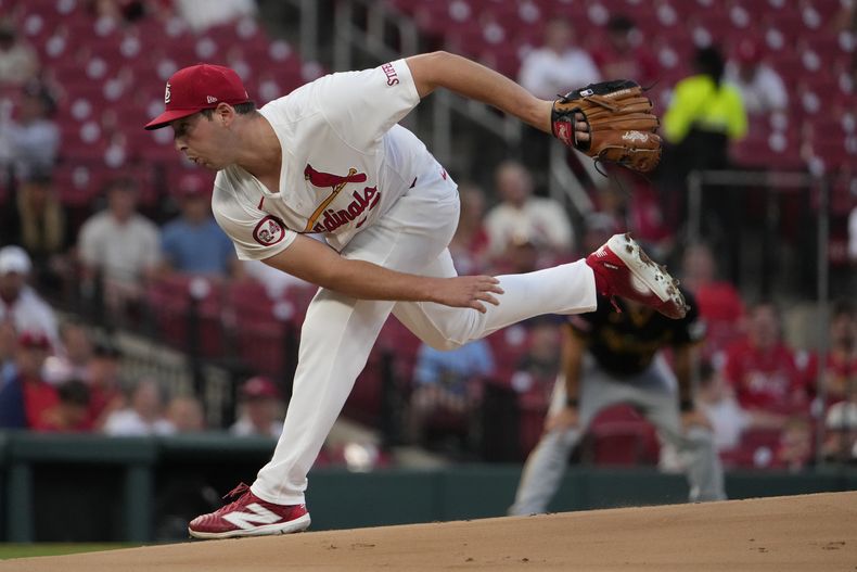 El abridor de los Cardenales de San Luis Andre Pallante lanza en la primera entrada del encuentro ante los Piratas de Pittsburgh el lunes 16 de septiembre del 2024. (AP Foto/Jeff Roberson)