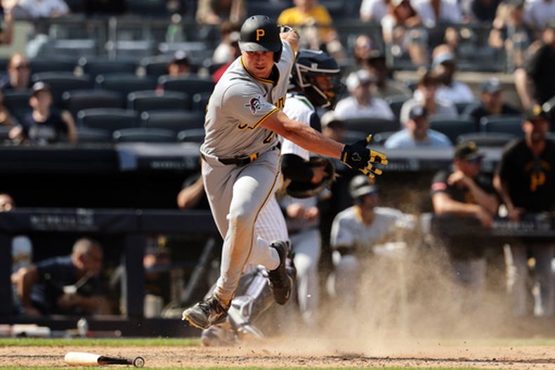 Billy Cook de los Piratas de Pittsburgh anota una carrera en el décimo inning ante los Yankees de Nueva York, el miércoles 22 de julio de 2026, en Nueva York. (AP Foto/Adam Hunger)
