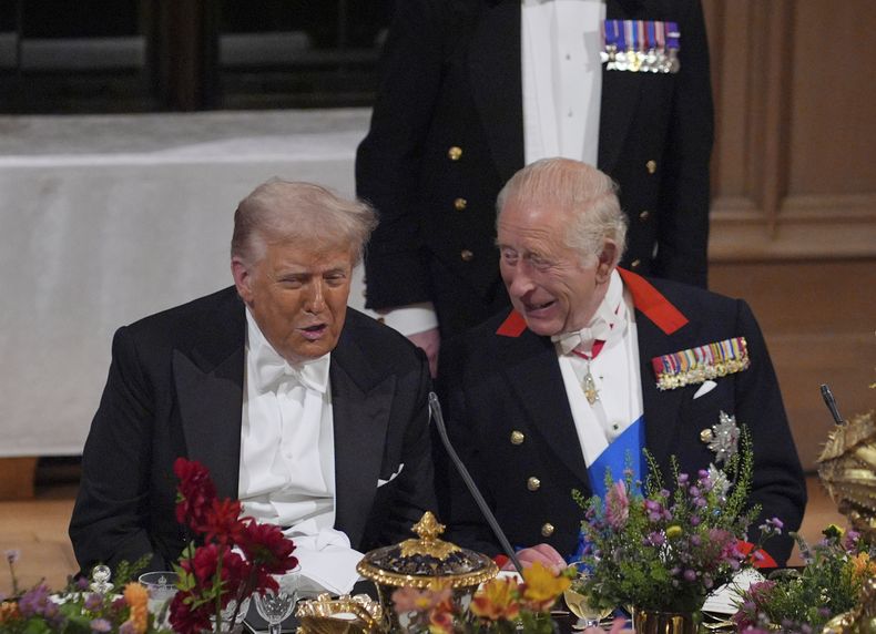 El presidente de Estados Unidos, Donald Trump, a la izquierda, y el rey Carlos III de Inglaterra hablan durante un banquete de Estado en el castillo de Windsor, Inglaterra, durante la segunda visita oficial de Trump y la primera dama, Melania Trump, a Reino Unido, el miércoles 17 de septiembre de 2025. (Yui Mok/PA via AP, Pool Foto via AP)