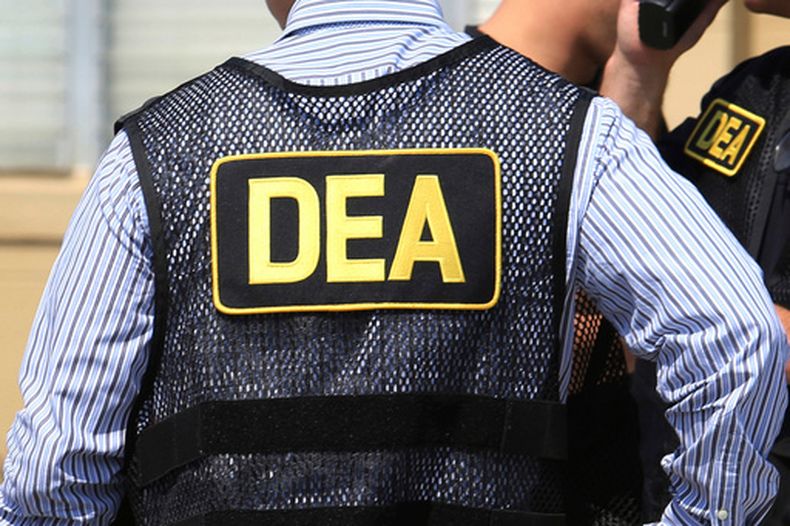 ARCHIVO - Inscripción en el uniforme de un agente de la Administración de Control de Drogas (DEA, por sus siglas en inglés) en Florida, 13 de junio de 2016. (Joe Burbank/Orlando Sentinel vía AP, archivo/Orlando Sentinel vía AP, archivo)
