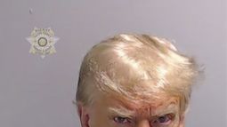 Esta foto de prontuario proveída por la policía del condado Fulton, en Georgia, muestra al expresidente Donald Trump al ser fichado el jueves 24 de agosto de 2023. (Oficina del Sherif del condado Fulton vía AP)