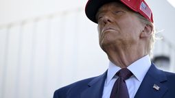 El presidente electo, Donald Trump, llega antes del lanzamiento del sexto vuelo de prueba del cohete Starship de SpaceX, el martes 19 de noviembre de 2024 en Boca Chica, Texas. (Brandon Bell/Pool vía AP)
