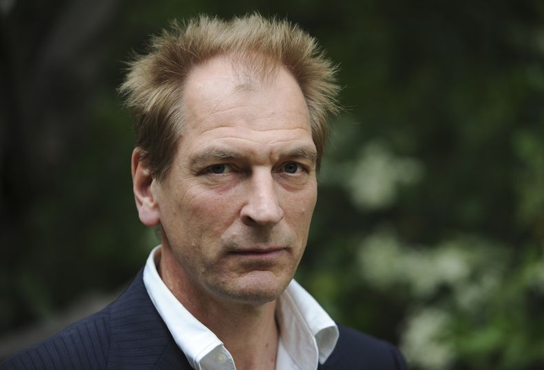 ARCHIVO - El actor Julian Sands asiste a la lectura Forbidden Fruit de obras literarias prohibidas, el domingo 5 de mayo de 2013 en Beverly Hills, California. Los restos de Sands fueron encontrados en una zona montañosa del sur de California donde Sands desapareció en enero de 2023, las autoridades confirmaron el 27 de junio que se trataba del actor. (Foto Richard Shotwell/Invision/AP, archivo)