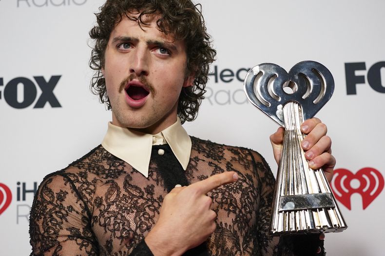 Benson Boone, ganador del premio a la canción del año por Beautiful Things, posa en la sala de prensa durante los iHeartRadio Music Awards, el lunes 17 de marzo de 2025, en el Dolby Theatre de Los Ángeles. (Foto Jordan Strauss/Invision/AP)