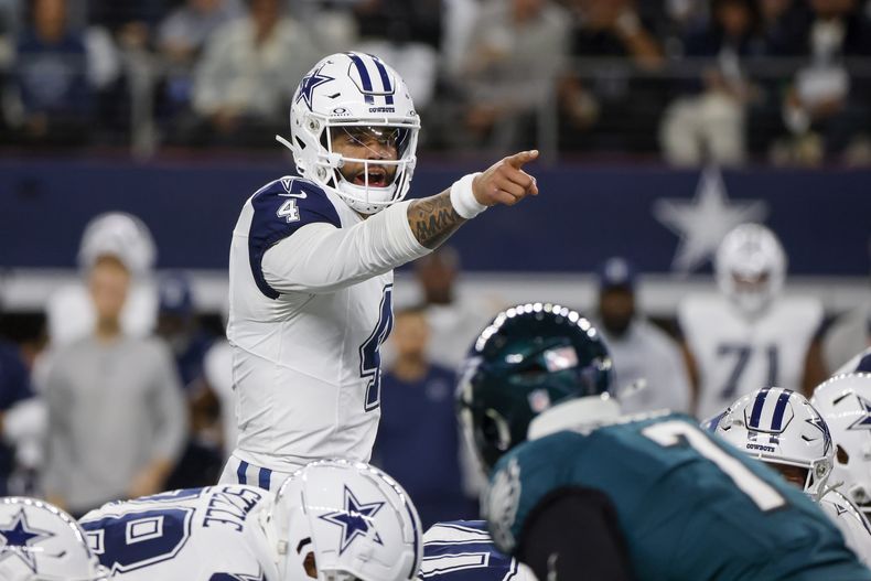 Dak Prescott, quarterback de los Cowboys de Dallas, señala hacia la defensiva antes de recibir el balón en contra de los Eagles de Filadelfia, durante la primera mitad del juego de la NFL del domingo 10 de diciembre de 2023, en Arlington, Texas. (AP Foto/Michael Ainsworth)
