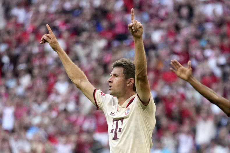 Thomas Müller del Bayern Munich celebra tras anotar el segundo gol de su equipo en el encuentro de la Bundesliga ante el Freiburg el domingo primero de septiembre del 2024. (AP Foto/Matthias Schrader)