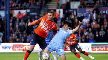 Carlton Morris, de Luton Town, y Luke ONien, de Sunderland, disputan un balón en la semifinal de ascenso, el martes 16 de mayo de 2023 (Zac Goodwin/PA via AP)