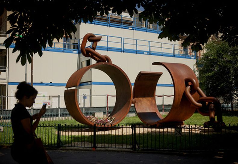 Una escultura llamada Cadenas el artista francés Driss Sans-Arcidet, que rinde homenaje a la abolición de la esclavitud, se ve en un parque en París el miércoles 27 de mayo de 2026, mientras la Asamblea Nacional francesa tramita un proyecto de ley para derogar oficialmente el Código Negro, un edicto real del siglo XVII que regía la esclavitud en colonias francesas y esclavizaba a personas como propiedades. (AP Foto/Thomas Padilla)