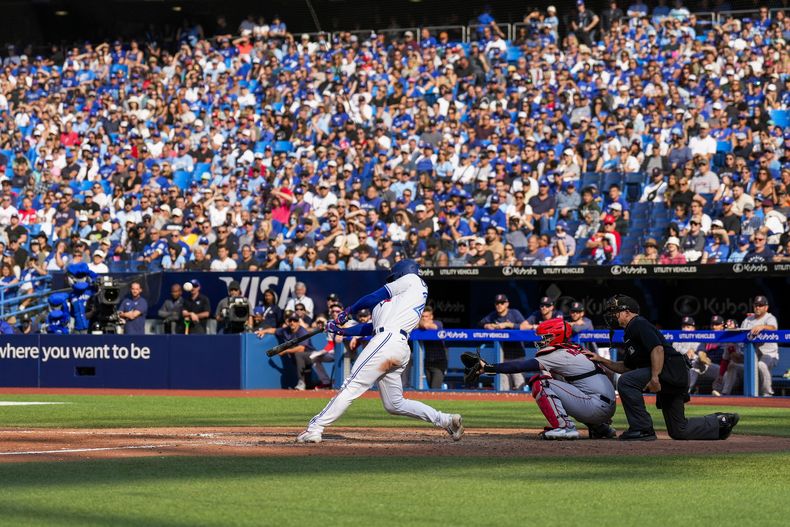 Matt Chapman de los Azulejos de Toronto pega un doble para terminar la novena entrada frente a los Medias Rojas de Boston el domingo 17 de septiembre del 2023. (Andrew Lahodynskyj/The Canadian Press via AP)