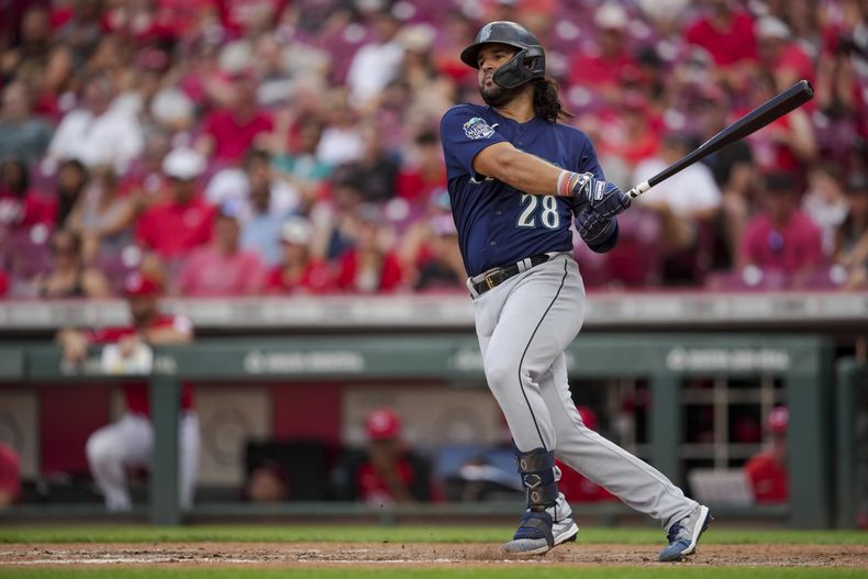 ARCHIVO - Eugenio Suárez de los Marineros de Seattle batea ante los Rojos de Cincinnati, el lunes 4 de septiembre de 2023, en Cincinnati. Los Diamondbacks de Arizona adquirieron al toletero venezolano mediante un canje, el miércoles 22 de noviembre. (AP Foto/Aaron Doster)