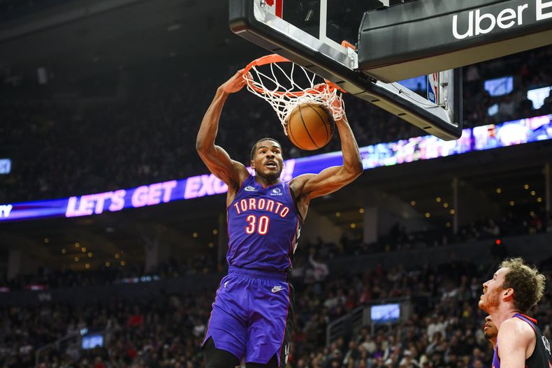 Ochai Agbaji, de los Raptors de Toronto, realiza una clavada en el partido del sábado 2 de noviembre de 2024, ante los Kings de Sacramento (Christopher Katsarov/The Canadian Press via AP)