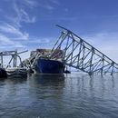 Vista del barco carguero que derribó el puente Francis Scott Key en Baltimore, mientras buzos ayudan a las cuadrillas con la complicada operación de retirar acero y concreto, el domingo 31 de marzo de 2024. (Fotos AP/Mike Pesoli)