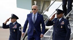 El presidente Joe Biden desciende del avión presidencial el miércoles 20 de marzo de 2024, en el Aeropuerto Internacional Dallas-Fort Worth. (AP Foto/Jacquelyn Martin)