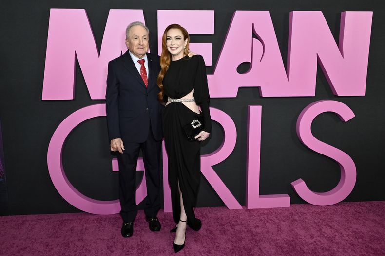 El productor Lorne Michaels, izquierda, y Lindsay Lohan asisten al estreno mundial de Mean Girls en el cine AMC Lincoln Square el lunes 8 de enero de 2024, en Nueva York. (Evan Agostini/Invision/AP)