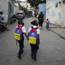 Con dudas, venezolanos vuelven a clases tras 19 meses