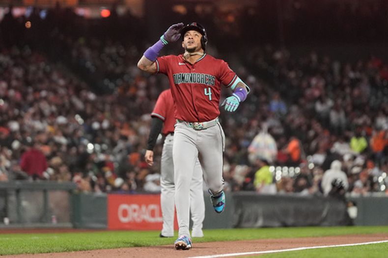 El dominicano Ketel Marte, de los Diamondbacks de Arizona, festeja tras batear un jonrón de dos carreras ante los Gigantes de San Francisco, el martse 26 de mayo de 2026 (AP Foto/Jeff Chiu)
