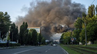 Una enorme nube de humo se eleva tras un ataque ruso con misiles, el martes 17 de junio de 2025, en Kiev, Ucrania. (AP Foto/Alex Babenko)