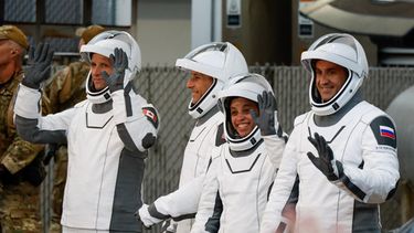 Los astronautas, de izquierda a derecha: el canadiense Joshua Kutryk, el piloto Luke Delaney, la comandante Jessica Watkins y el cosmonauta ruso Sergey Teteryatnikov, en el Centro Espacial Kennedy en Cabo Cañaveral, Florida, el 1 de octubre del 2026. (AP foto/Terry Renna)