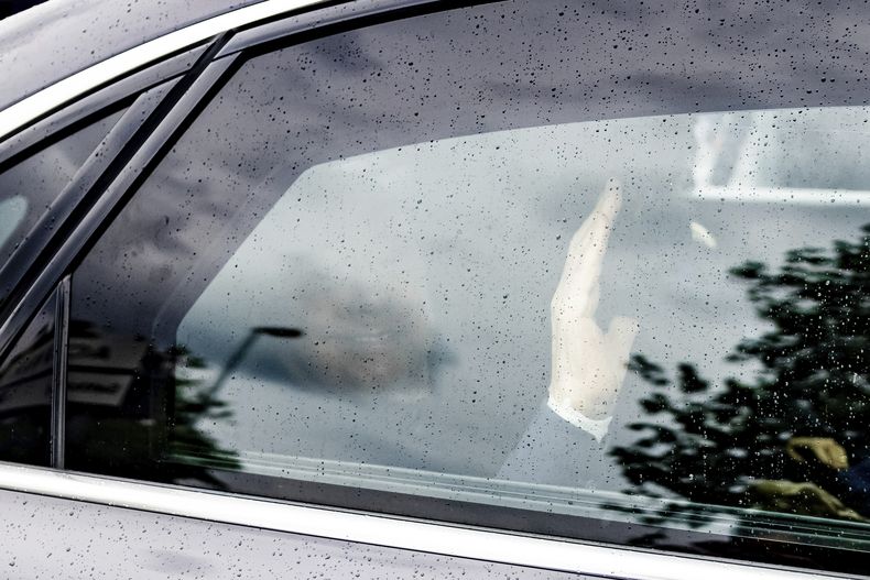 Silvio Berlusconi saluda a los reporteros desde su vehículo tras ser dado de alta del hospital San Raffaele, en Milán, Italia, el viernes 19 de mayo de 2023. (Alessandro Bremec/LaPresse vía AP)