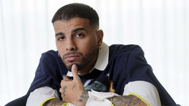ARCHIVO - El cantante y rapero Rauw Alejandro, nombrado uno de los Artistas Revelación del Año por The Associated Press, posa en el hotel Aria en Las Vegas el 18 de noviembre de 2021. Rauw Alejandro se presentó en concierto en el Foro Sol de la Ciudad de México el 20 de mayo de 2023 en su concierto con el público más grande hasta la fecha. (Foto AP/Chris Pizzello, archivo)