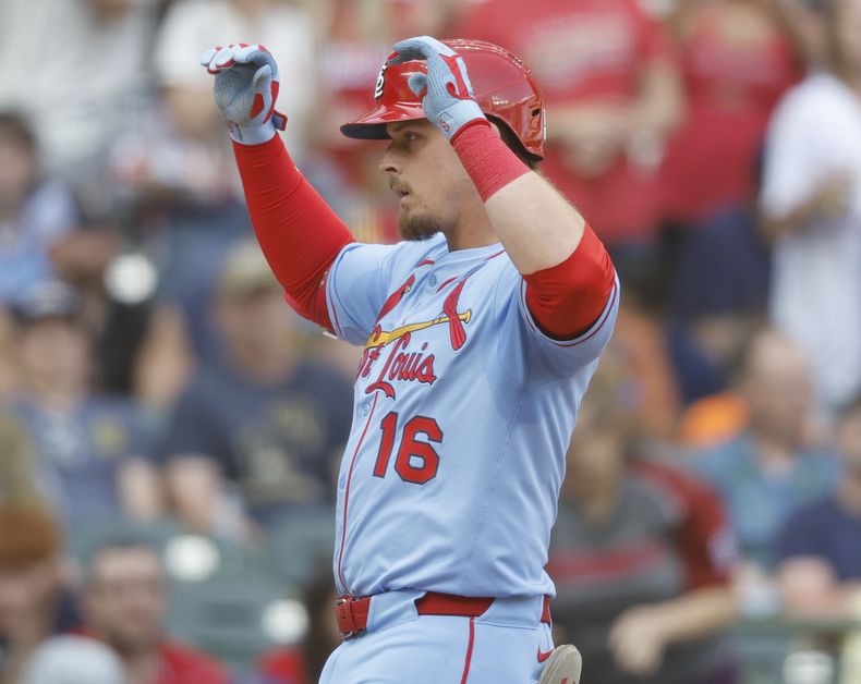 Nolan Gorman, de los Cardenales de San Luis, festeja su jonrón de tres carreras en el juego del sábado 14 de junio de 2025, ante los Cerveceros de Milwaukee (AP Foto/Jeffrey Phelps)