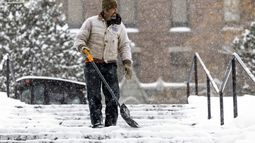 La escena después de la tormenta invernal en Helena, Montana, el 25 de octubre de 2023.. (Thom Bridge/Independent Record via AP)