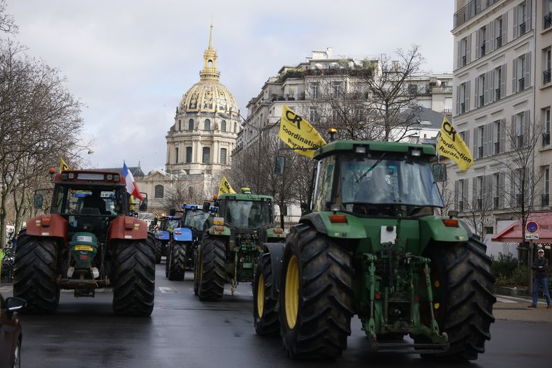 Agricultores manejan sus tractores por las calles de París, el 23 de febrero de 2024. (AP Foto/Thomas Padilla)