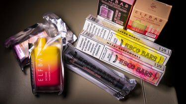 Varios dispositivos de vapeo desechables Elf Bar y Esco Bar son exhibidos el lunes 26 de junio de 2023 en Washington, D.C. El número de cigarrillos electrónicos vendidos en Estados Unidos casi se ha triplicado desde 2020, impulsado casi en su totalidad por una ola de vaporizadores desechables no autorizados procedentes de China, según datos de ventas obtenidos por The Associated Press. Recientemente, los reguladores de salud estadounidenses han comenzado a tratar de bloquear las importaciones de varias de las marcas más grandes, entre ellas Elf Bar y Esco Bar. (AP Foto/Andrew Harnik)