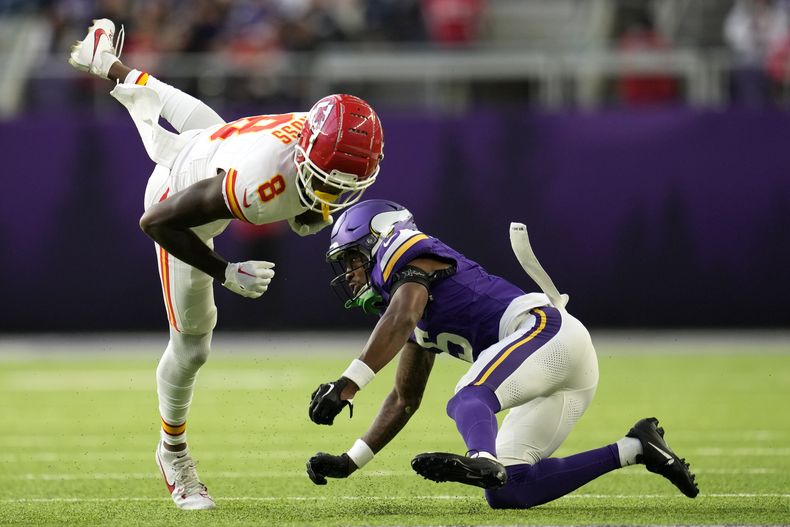 Justyn Ross (8), receptor de los Chiefs de Kansas City, es derribado por el cornerback Mekhi Blackmon (5), de los Vikings de Minnesota, después de recibir pase en el partido de la NFL, el domingo 8 de octubre de 2023, en Minneapolis. (AP Foto/Abbie Parr)