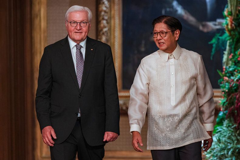 El presidente alemán Frank-Walter Steinmeier (izq) con el presidente filipino Ferdinand Marcos Jr. en el Palacio Malacanang en Manila, el 16 de junio del 2026. (Ezra Acayan/Pool Photo via AP)