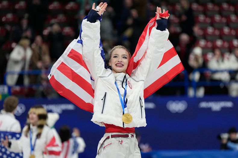 La estadounidense Amber Glenn celebra con su medalla de oro tras la prueba por equipos de patinaje artístico en los Juegos Olímpicos de Invierno de 2026, en Milán, Italia, el domingo 8 de febrero de 2026. (AP Photo/Ashley Landis)