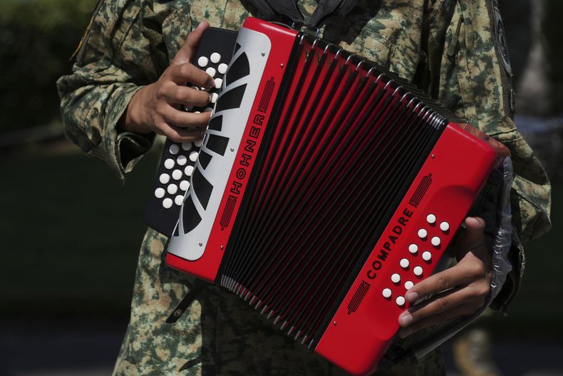 Un soldado toca un acordeón durante la interpretación de un corrido para los medios de comunicación en una base militar en la Ciudad de México, el lunes 10 de marzo de 2025. (Foto AP/Fernando Llano)