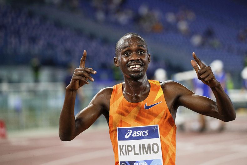 ARCHIVO - Jacob Kiplimo celebra su récord mundial de 7 minutos y 26.64 segundos tras ganar los 3.000 metros de la Gala Dorada de Roma de la Liga Diamante, el 17 de septiembre de 2020. (AP Foto/Gregorio Borgia)