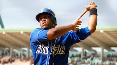 americateve | El pelotero cubano vestiría el uniforme de los Leones del Escogido (R.D.) o el de los Cangrejeros (P.R.), para estar en forma cuando comience la temporada 2015 de las Grandes Ligas.