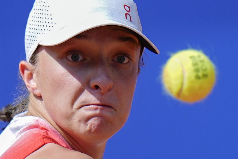 La polaca Iga Swiatek durante el partido contra la eslovaca Anna Karolina Schmiedlova en el partido por la medalla de bronce de sencillos femeninos del torneo de tenis de los Juegos Olímpicos de París, el viernes 2 de agosto de 2024. (AP Foto/Andy Wong)