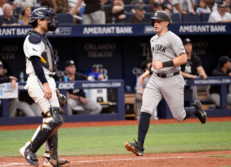 El cátcher de los Rays de Tampa Bay Nick Fortes observa mientras Ben Rice de los Yankees de Nueva York anota con el sencillo de Cody Bellinger en la octava entrada el jueves 9 de julio del 2026. (AP Foto/Jason Behnken)