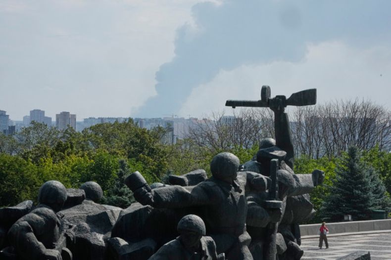 Una columna de humo sale del centro de Kiev, la capital de Ucrania, tras un ataque de Rusia, el 27 de agosto de 2026. (AP Foto/Efrem Lukatsky)