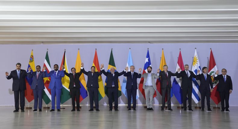Líderes de Sudamérica posan para la foto en la Cumbre Sudamericana en Brasilia, Brasil, el martes 30 de mayo de 2023. Desde la izquierda, el presidente de Venezuela, Nicolás Maduro; el presidente de Surinam, Chan Santokhi; el presidente de Guyana, Mohamed Irfaan Ali; el presidente de Colombia, Gustavo Petro; el presidente de Bolivia, Luis Arce; el presidente de Brasil, Luiz Inácio Lula da Silva, el presidente de Argentina, Alberto Fernández; el presidente de Chile, Gabriel Boric; el presidente de Ecuador, Guillermo Lasso; el presidente de Paraguay, Mario Abdo Benítez, el presidente de Uruguay, Luis Lacalle Pou, y el primer ministro de Perú, Alberto Otarola. (AP Foto/Andre Penner)