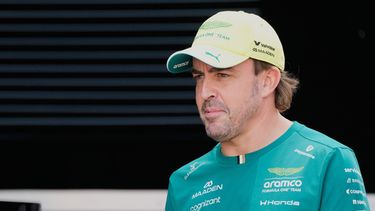 El piloto de Aston Martin, el español Fernando Alonso, camina por el paddock antes del Gran Premio de Hungría de Fórmula Uno que se disputará el domingo, en el autódromo de Hungaroring en Mogyoród, cerca de Budapest, Hungría, el jueves 23 de julio de 2026. (Foto AP/Darko Bandic)