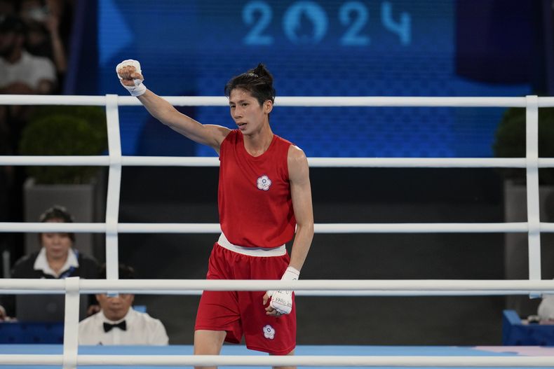 La taiwanesa Lin Yu-ting festeja luego de derrotar a la polaca Julia Seremeta en la final de boxeo olímpico, división pluma, el sábado 10 de agosto de 2024, en París (AP Foto/Ariana Cubillos)