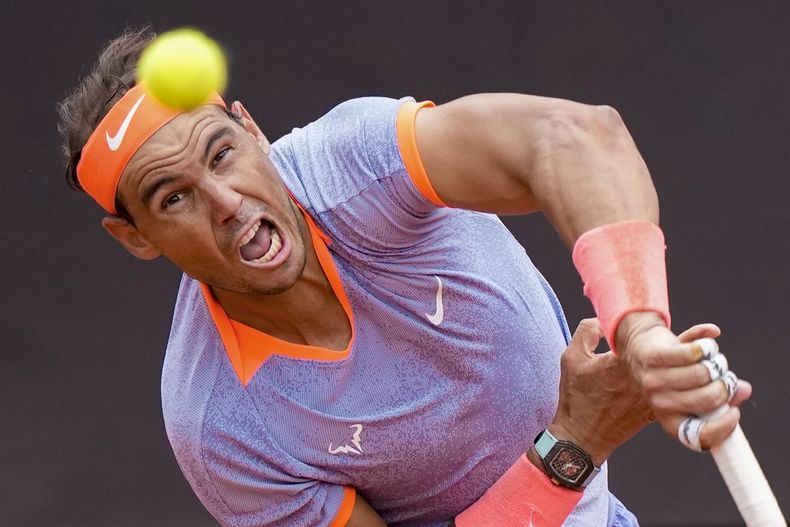 Rafael Nadal saca ante Zizou Bergs en el Abierto de Italia, el jueves 9 de mayo de 2024. (AP Foto/Andrew Medichini)